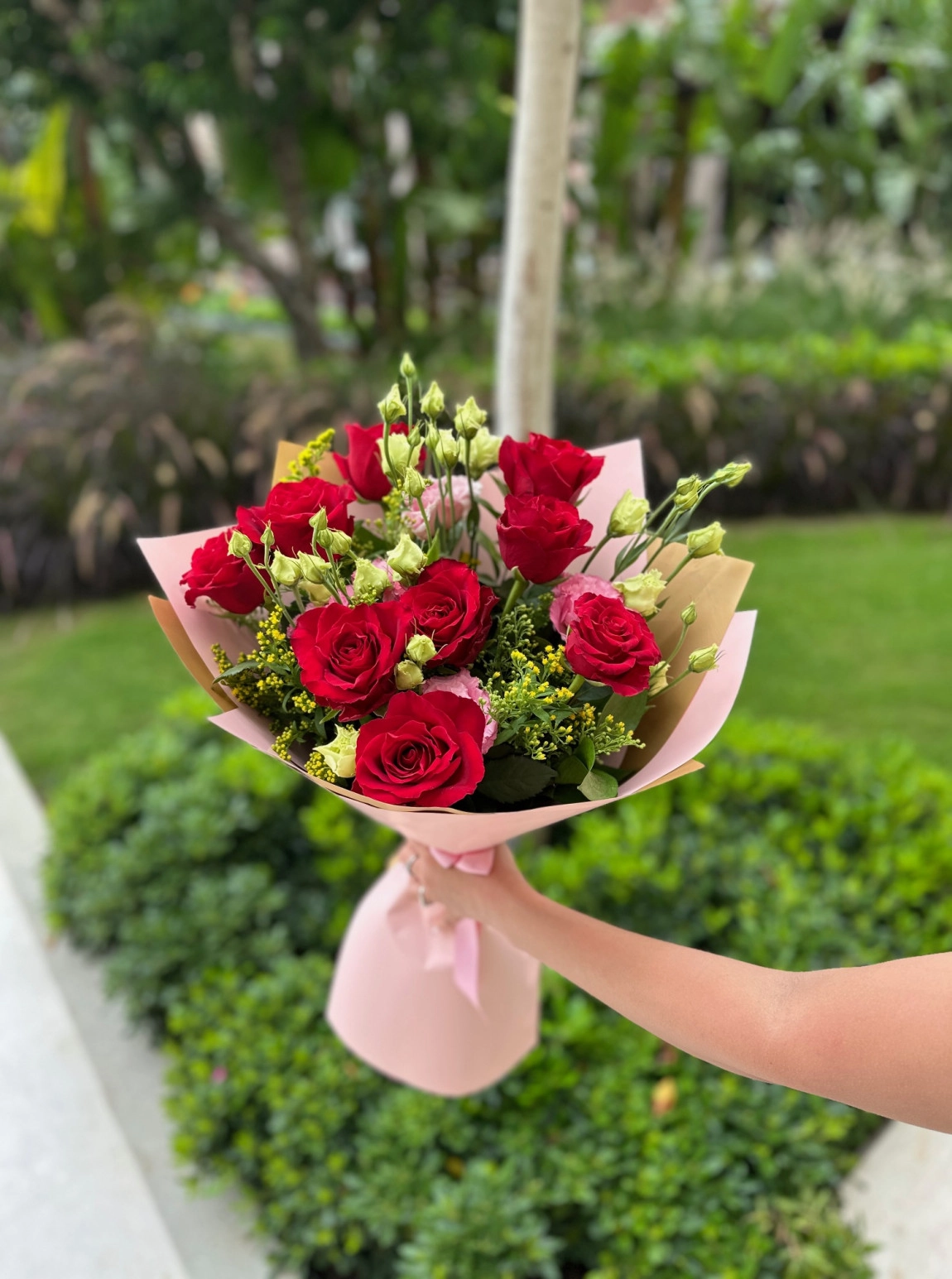 Kırmızı Güller Ve Pembe Lisianthuslar Ile Karışık Buket