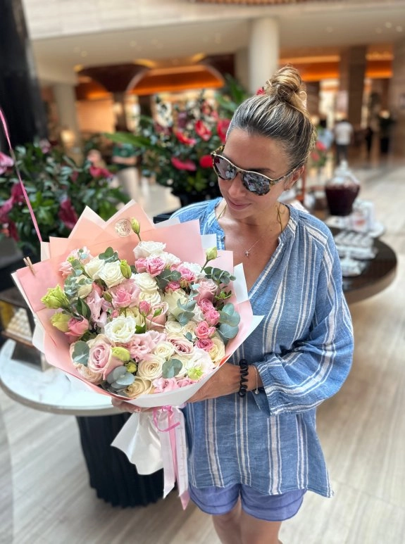 Pastel Tonlara Karışık Gül Ve Lianthuslar Ile Kaya Palazzo  Belek  Buketi